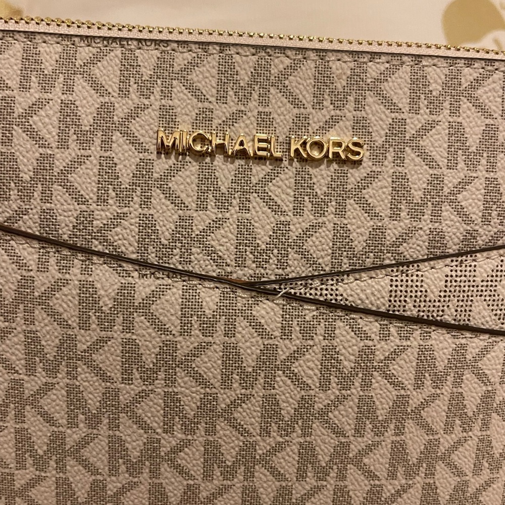 (PRICE IS FIRMED)NWT- MICHEAL KORS JET SET (Vanilla) TRAVEL CROSSBODY BAG - Picture 5 of 11